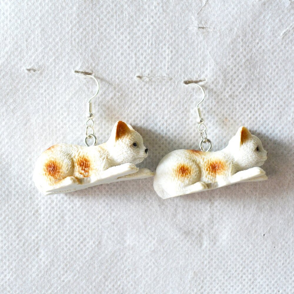 ❤️ Adorable White Kitty Cat Statement Earrings